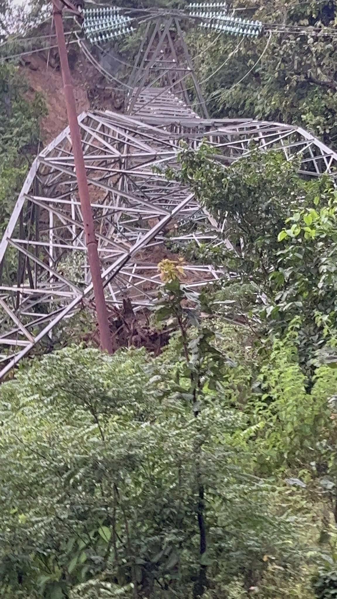 पहिरोले लमही-घोराही प्रसारण लाइनको टावर ढाल्यो