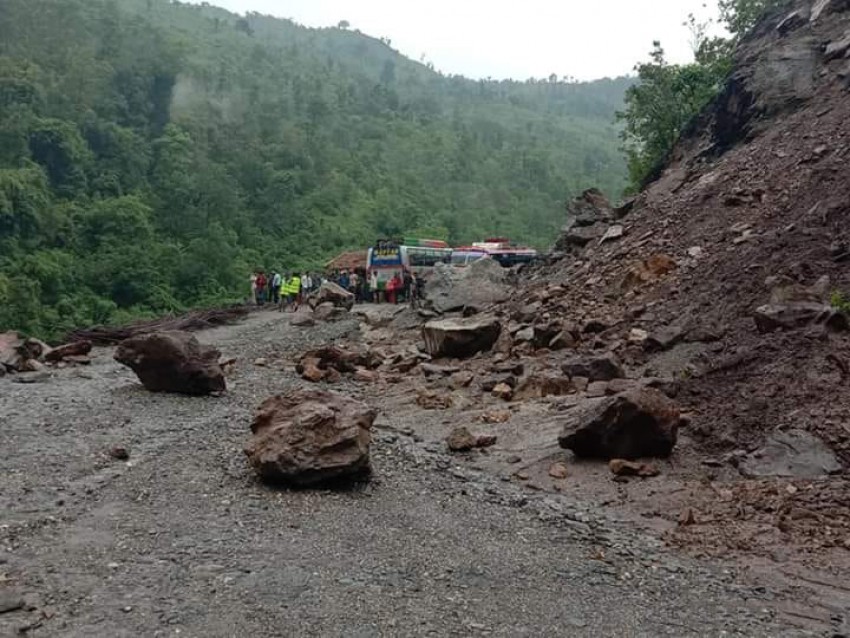 पहिरो खस्दा भीमदत्त राजमार्ग अवरुद्ध