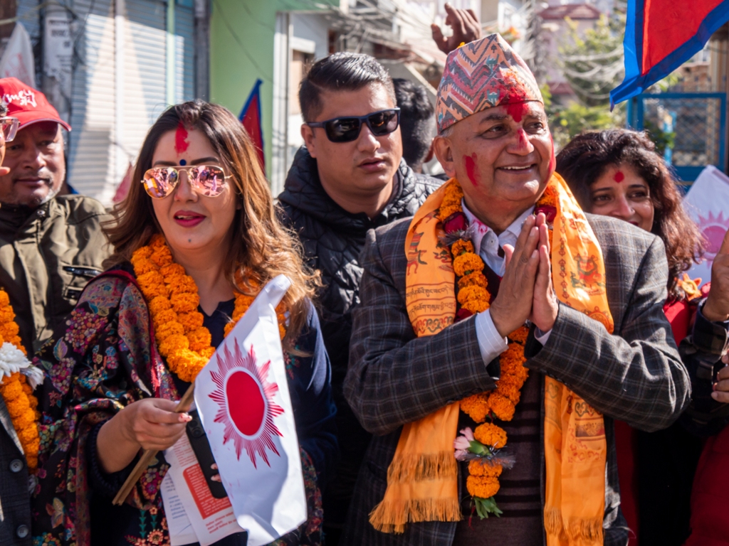 ईश्वर पोखरेललाई भोट माग्दै करिष्मा मानन्धर घरदैलोमा