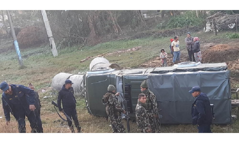 बाँकेको कोहलपुरमा सेनाको भ्यान दुर्घटना