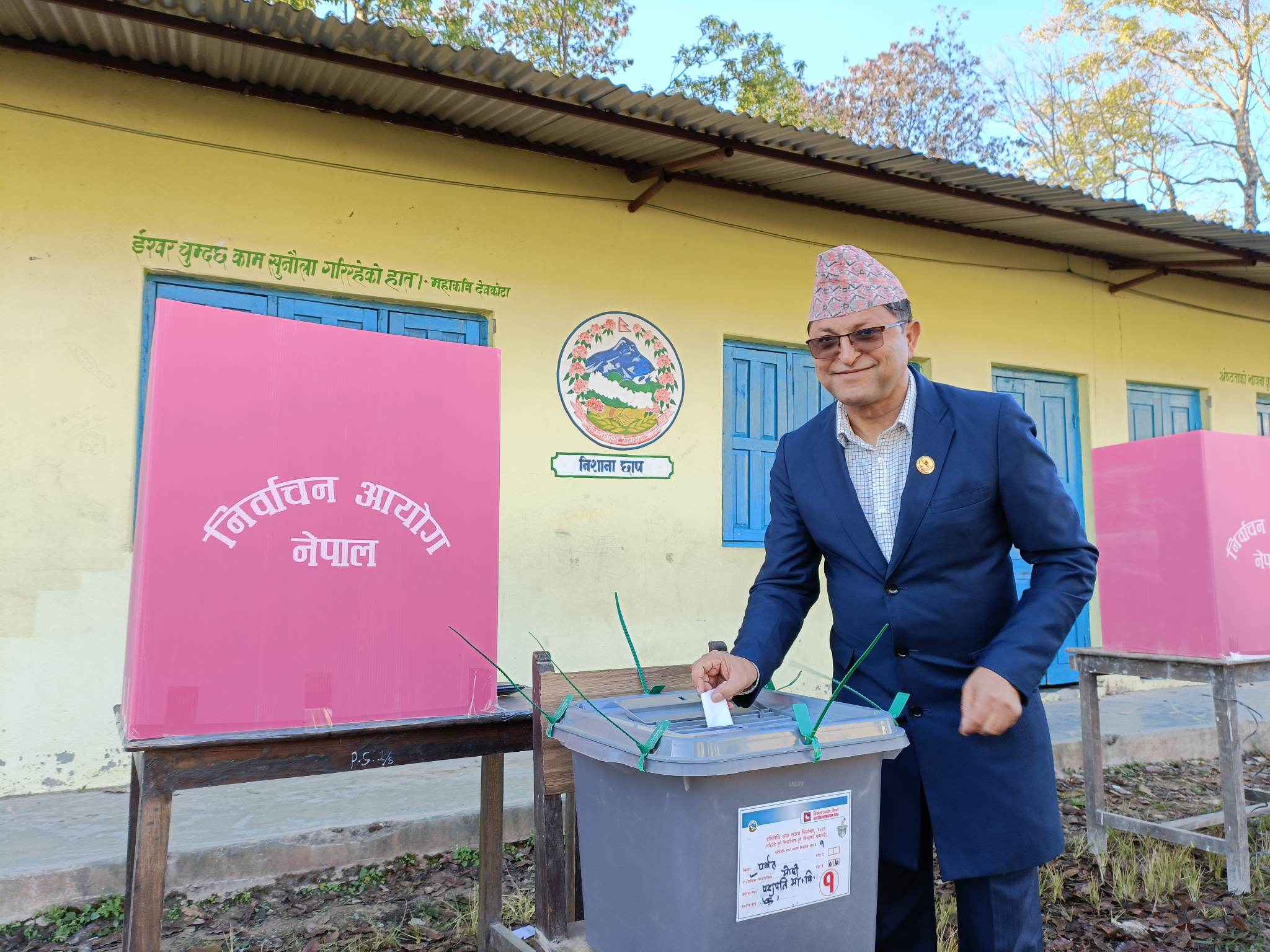 अध्यक्ष तिमिल्सिनाद्वारा पर्वतको मोदी गाउँपालिकाको पशुपति केन्द्रबाट मतदान