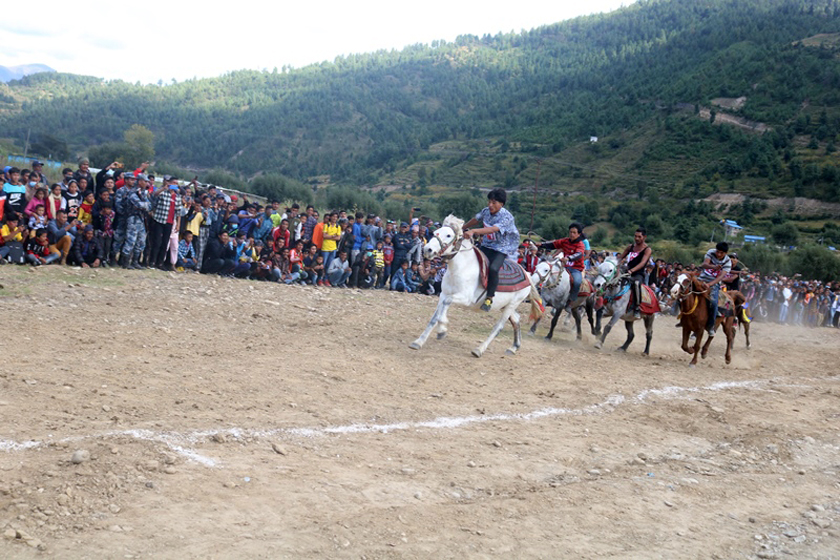 घोडेपानीमा घोडादौड प्रतियोगिता