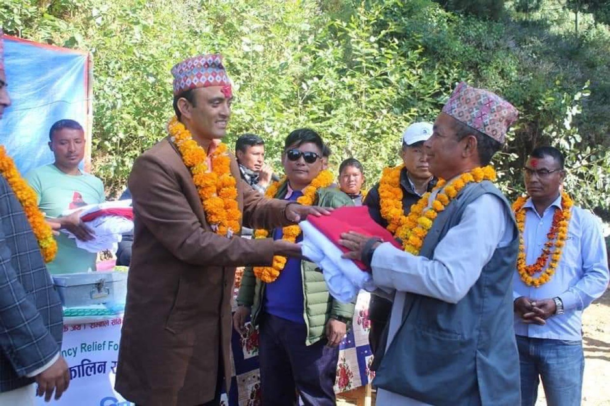 दोलखामा गठबन्धनद्धारा आचारसंहिताको ब्यापक उलंघन मन्त्रीले नै बाँडे राहत सामग्री