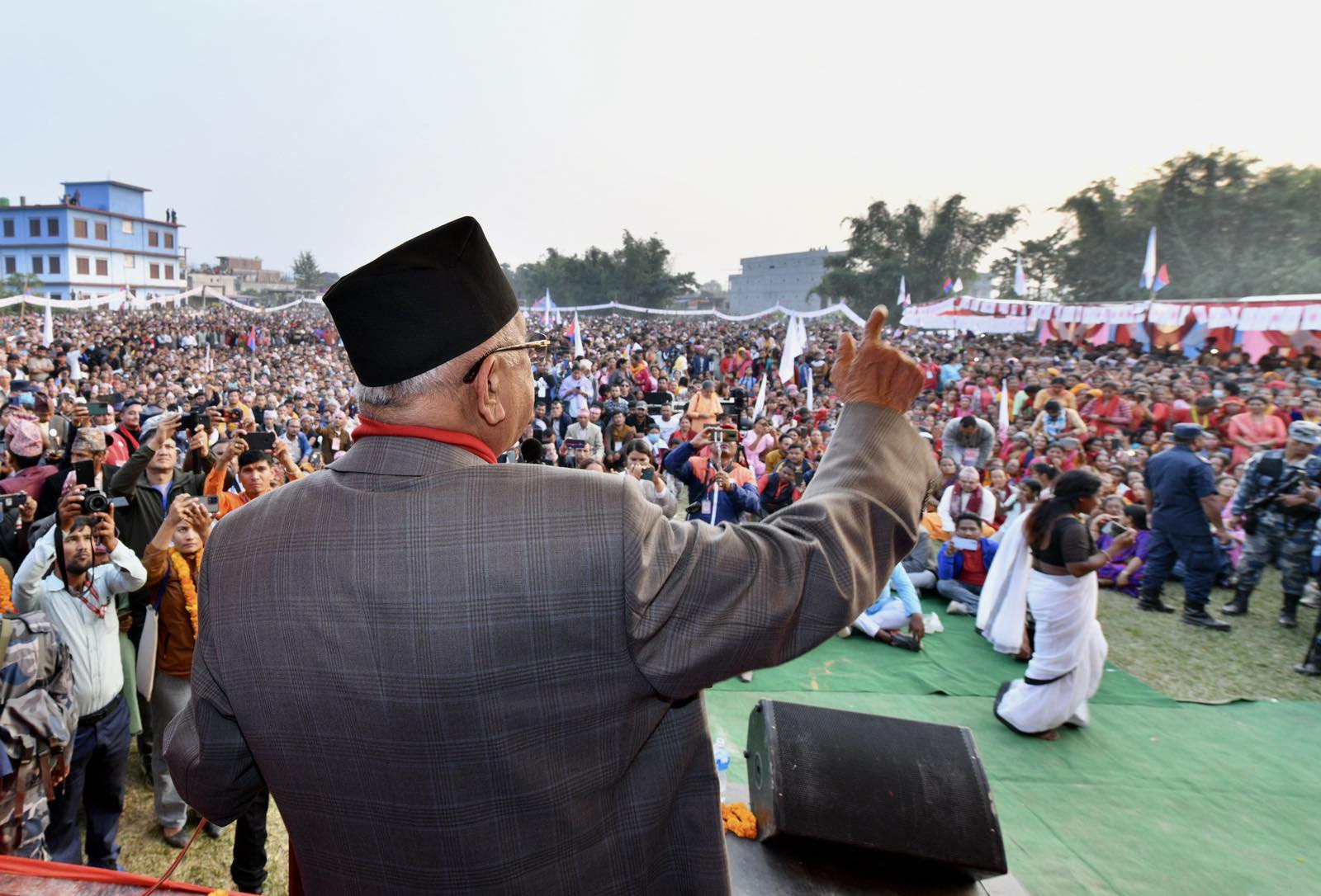 चुनावीसभा सम्बाेधन गर्न ओली सिन्धुलीमा [तस्बिरहरू]