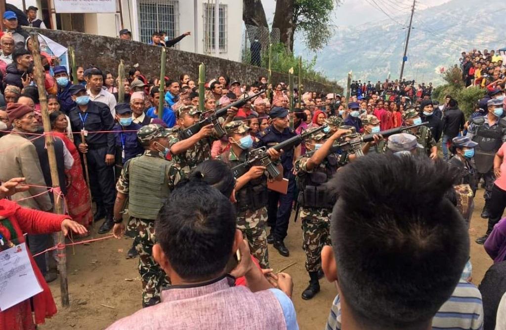 गोरखाकाे मतदान केन्द्रमा तनाव