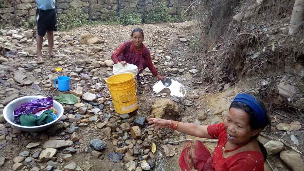 दाङको सीमा क्षेत्रमा खानेपानीको चरम अभाव