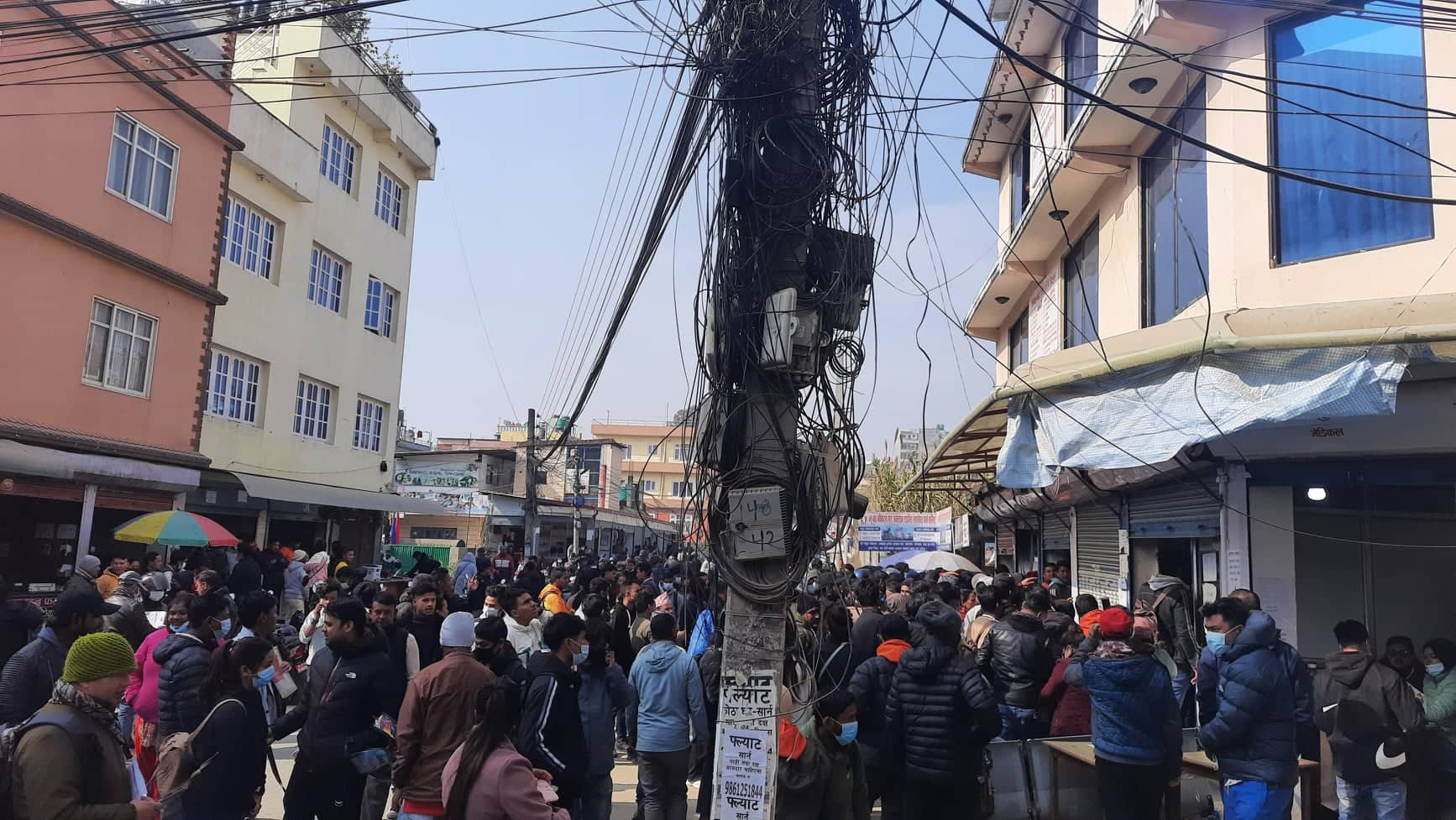 पुसको ठन्डिमा यातायात कार्यालय अगाडि बिहानैदेखि लाइन, सेवा कहिले पाइन्छ पत्तो छैन