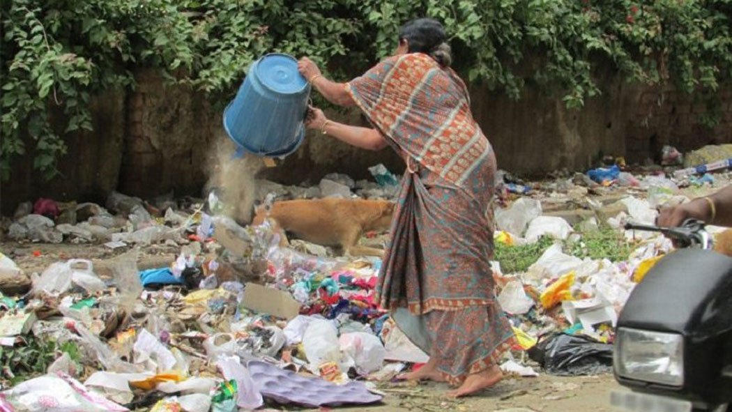 फोहर फाल्नेलाई कारबाही गर्दै नगरपालिका