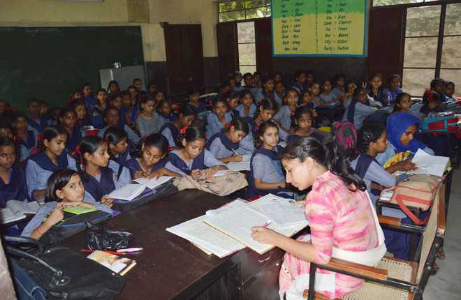 दुई शिक्षकको भरमा डेढ सय विद्यार्थी