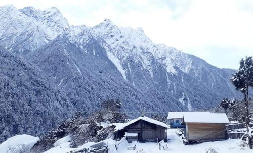 पाथीभरा क्षेत्रमा झर्न थाल्यो हिउँ