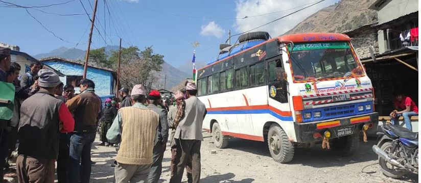 मलम्पारमा पहिलो पटक बस पुग्दा चालकलाई फूलमालाले स्वागत