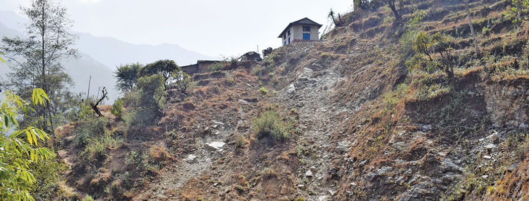 पहिरोको त्रास बढेपछि च्याउपानीका ११ परिवारलाई अन्यत्र सारियो