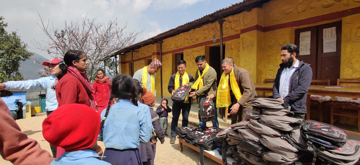 कुटुम्ब ब्यान्ड र इन्टरनेसनल साउन्ड सर्भिसद्वारा विद्यार्थीहरुलाई सहयोग प्रदान