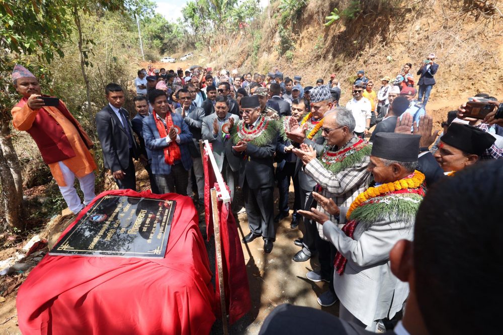 गोरखा पुगेर प्रधानमन्त्री प्रचण्डले गरे सडकको शिलान्यास