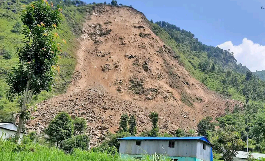 सुक्खा पहिरोले कोशी राजमार्ग अवरुद्ध, पहिरोमा परी एक घाइते