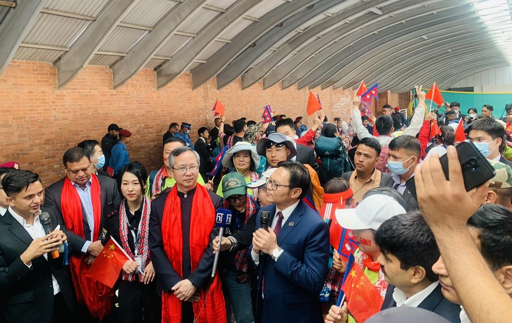 नेपाल भ्रमणका लागि १८१ चिनियाँ पर्यटक काठमाडौंमा, पर्यटनमन्त्रीले गरे स्वागत
