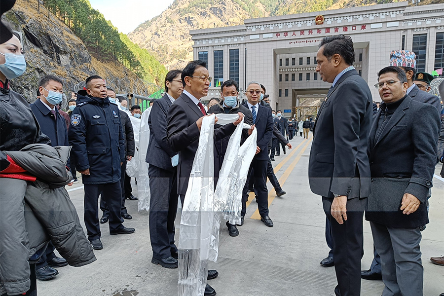 रसुवागढी नाका आजदेखि दुईतर्फीरुपमै पूर्ण सञ्चालनमा, व्यवसायीमा उत्साह