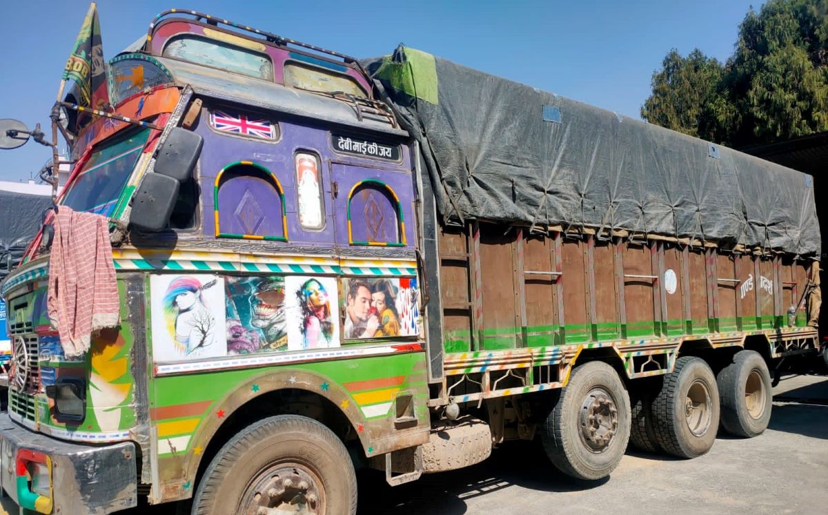 ४२ टन चिनीसहित दुई वटा ट्रक सशस्त्र प्रहरीको नियन्त्रणमा