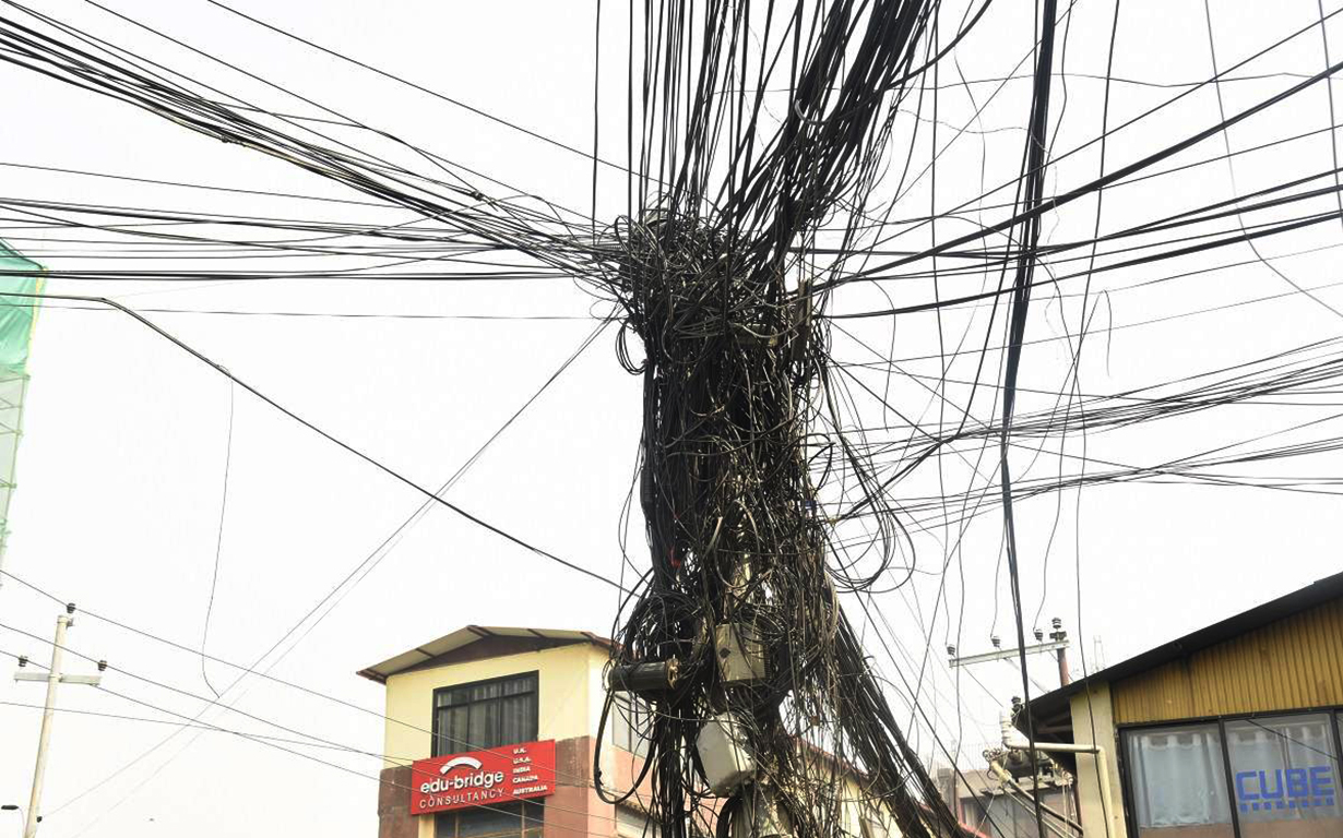 १५ दिनभित्र तार व्यवस्थापन नगरे काठमाडौं महानगरले हटाउने