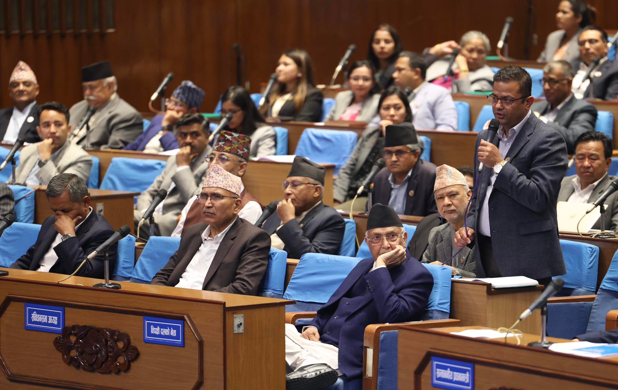 प्रधानमन्त्रीलाई एमालेको चुनौति- फिल्म देखाउनुस्, हामी टिकट काटेर बसेका छौं