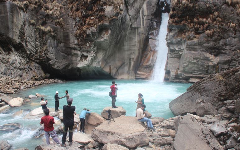 अन्नपूर्ण पदमार्गमा मनोरम झरनाको आकर्षण