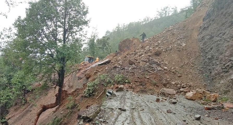 दव्ल्याङमा पहिरोः बागलुङ कुश्मीशेरा सडक अवरुद्ध