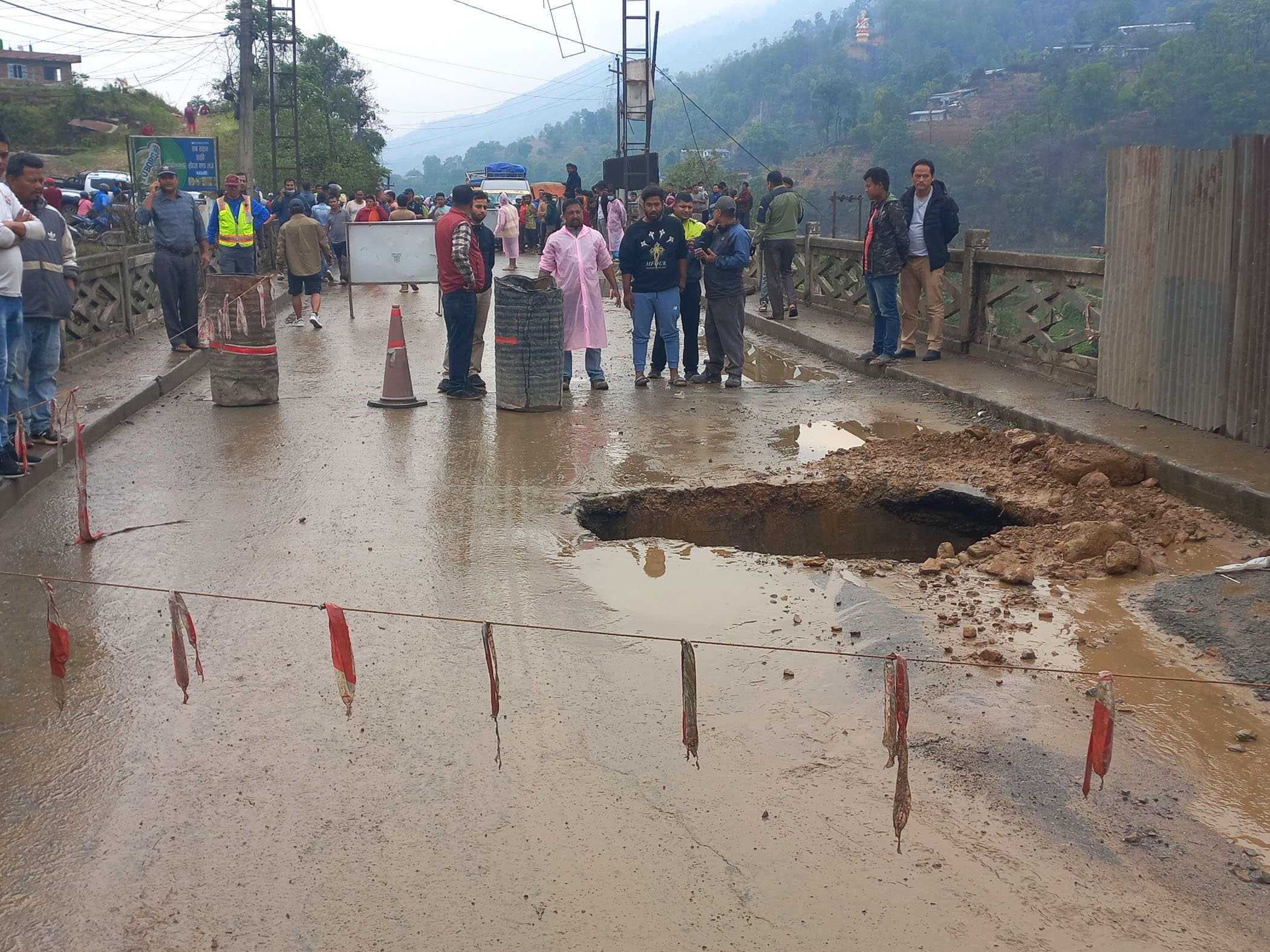 पुल भासिएपछि पृथ्वीराजमार्गमा सवारी आवागमन अवरुद्ध