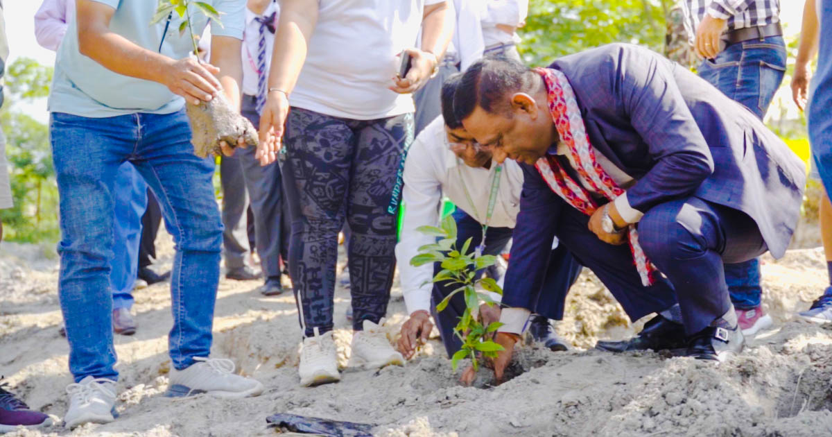 विश्व वातावरण दिवसको अवसरमा “बिल्डीङ्ग ड्रिम्स एण्ड फरेष्ट” सिएसआरको पहल अन्तर्गत १५०० रुख रोपियो