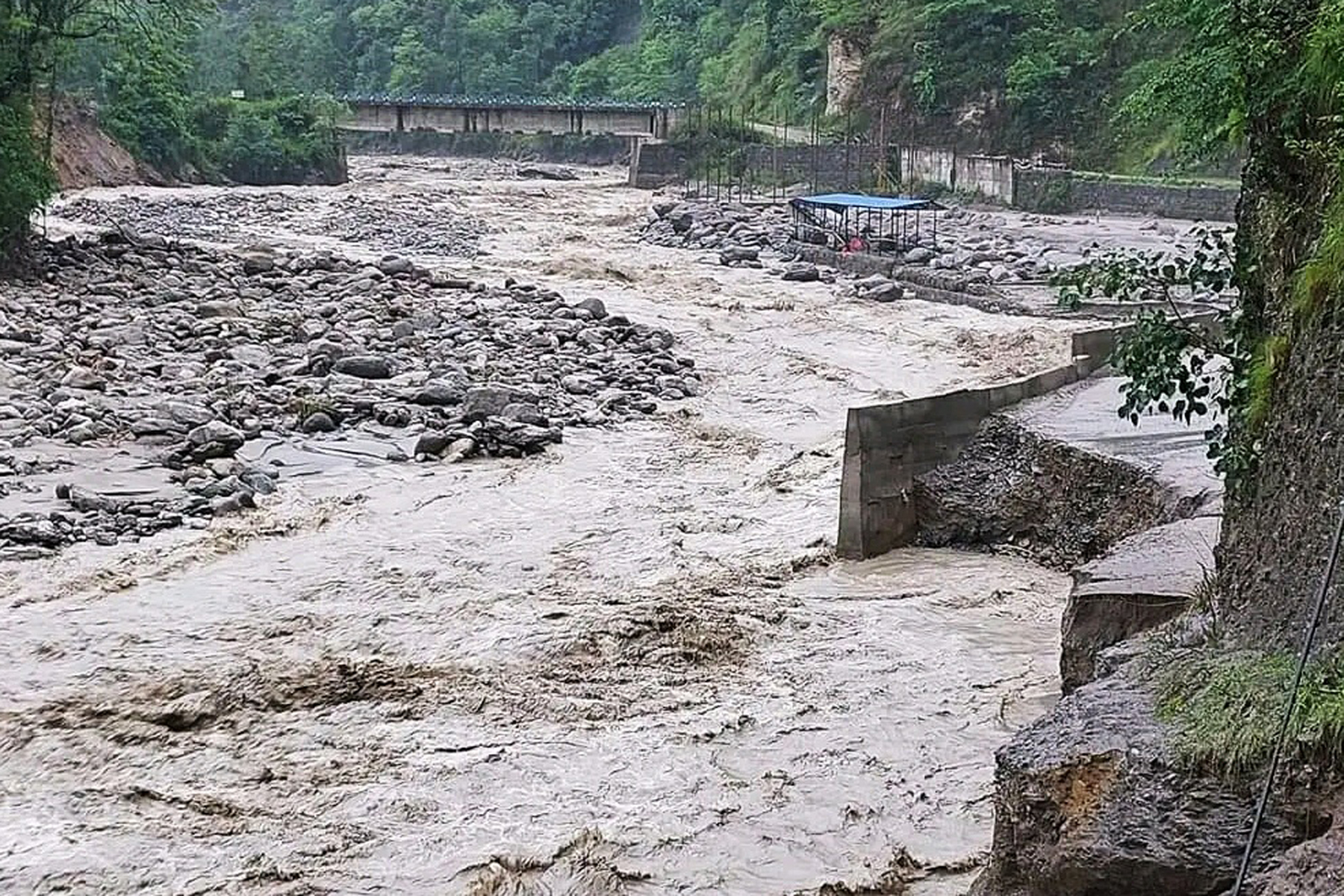 बाढीपहिरो प्रभावित क्षेत्रमा सेनाको हेलिकोप्टरमार्फत राहत पुग्यो