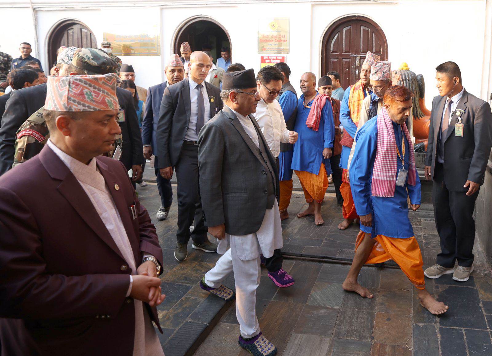 प्रधानमन्त्री प्रचण्ड पुगे पशुपति (फोटो फिचर)