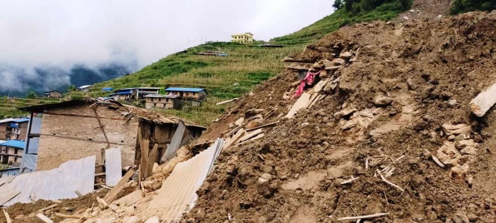 पहिरोले गर्दा ६ घर विस्थापित, ५ बस्ती जोखिममा