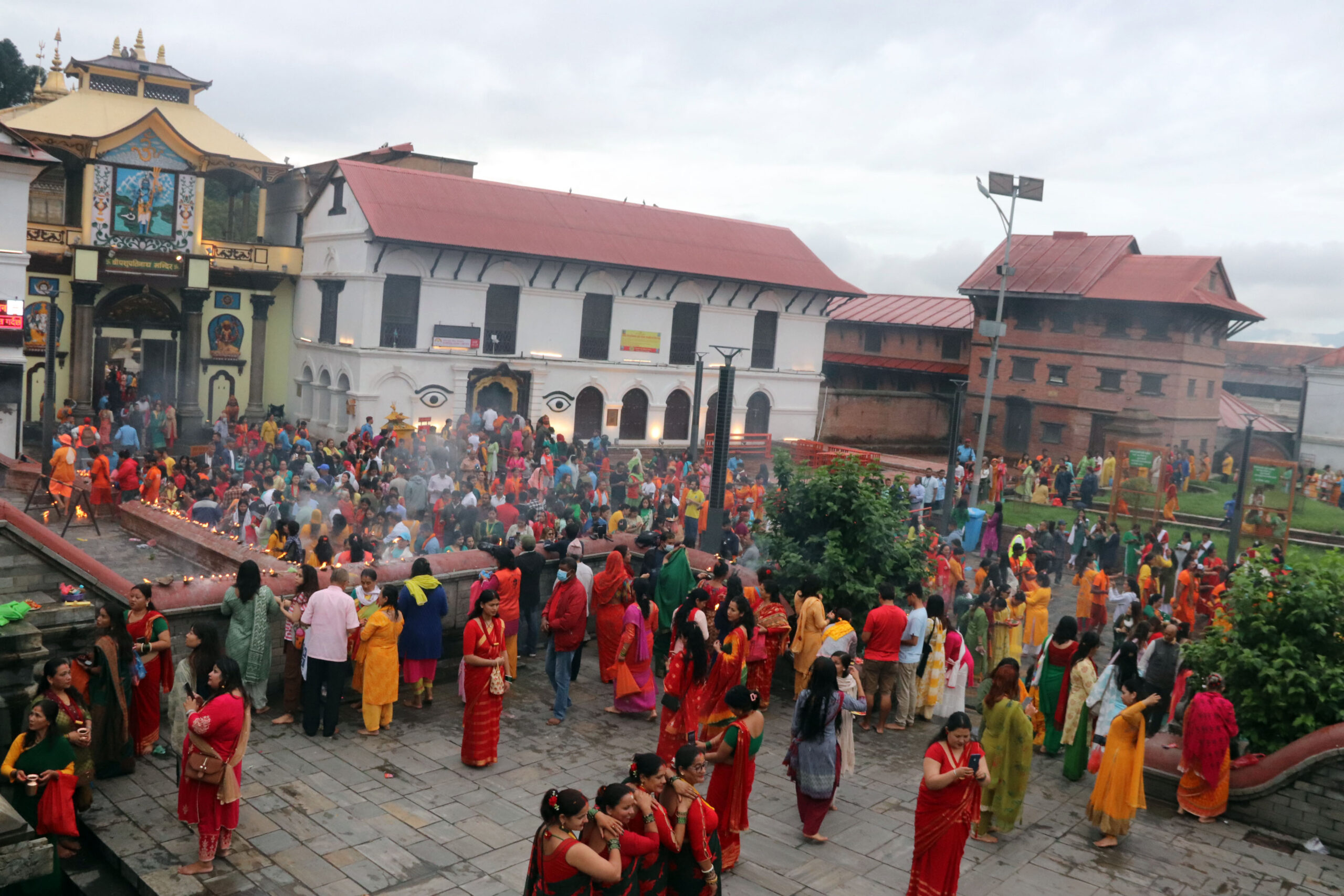 आज पशुपतिनाथमा तीन बजेदेखि चारै ढोका खुला, भक्तजनको भिड