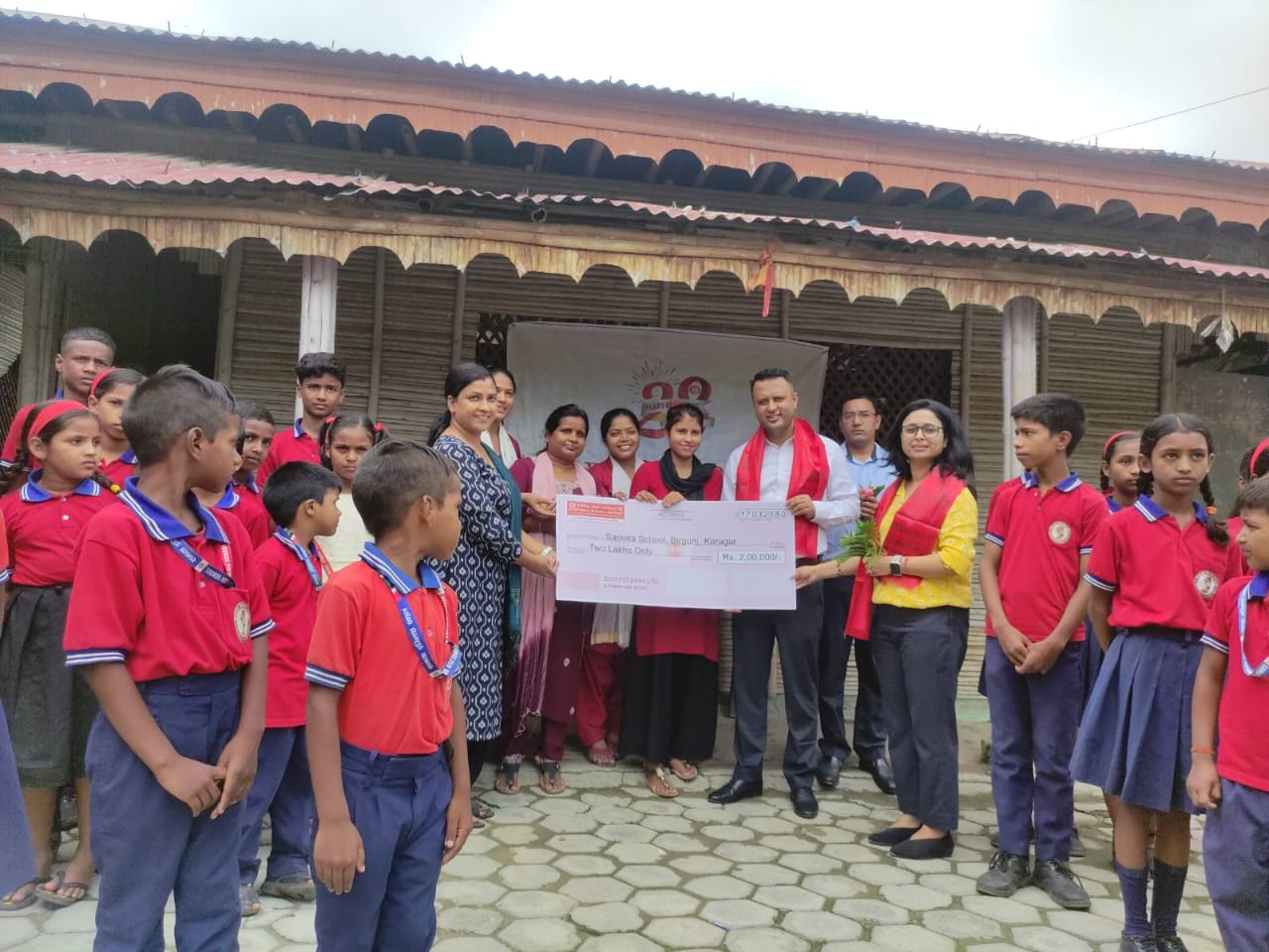 एभरेष्ट बैंकद्वारा वीरगञ्ज कारागार परिसरमा रहेको समता स्कुललाई दुई लाख सहयोग