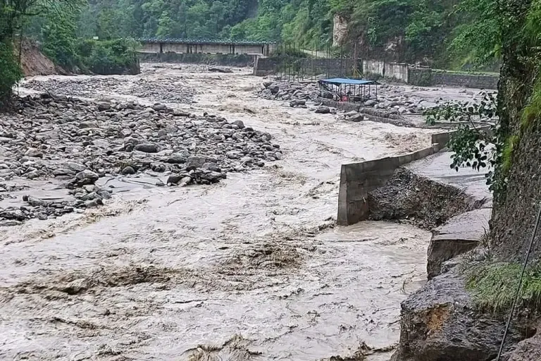 बाढीले जलविद्युत् आयोजनाको निर्माण प्रभावित