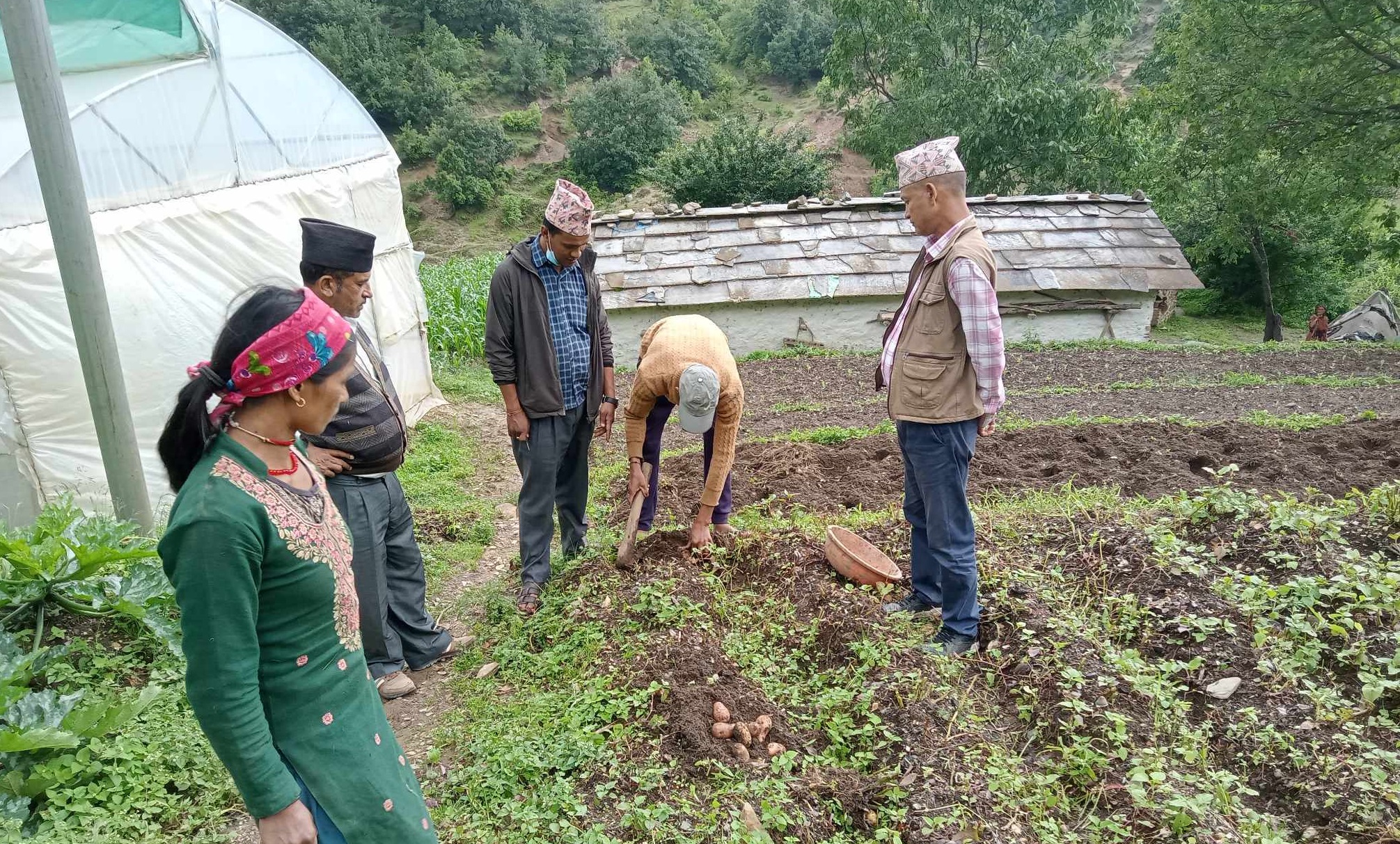 अब मजदुरी गर्न भारत जाँदैनन् आनन्दपुरका किसान