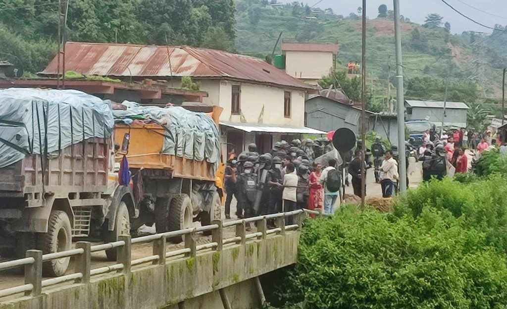 फोहोर स्कर्टिङ गरेर लैजाने क्रममा सिसडोलमा प्रहरी र स्थानीयबीच झडप