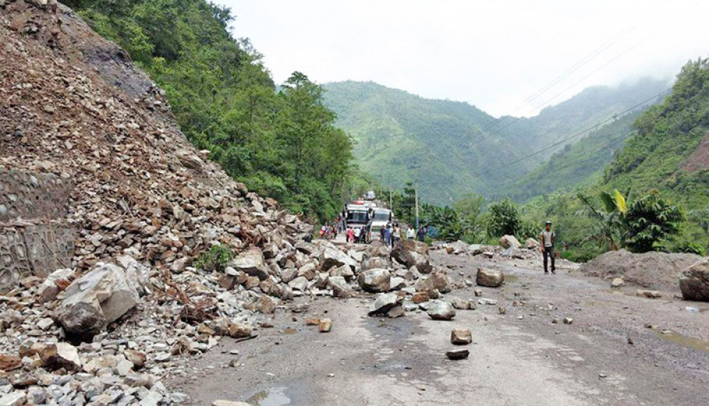 पहिराले नवलपुरका पहाडी क्षेत्रमा यातायात अवरुद्ध