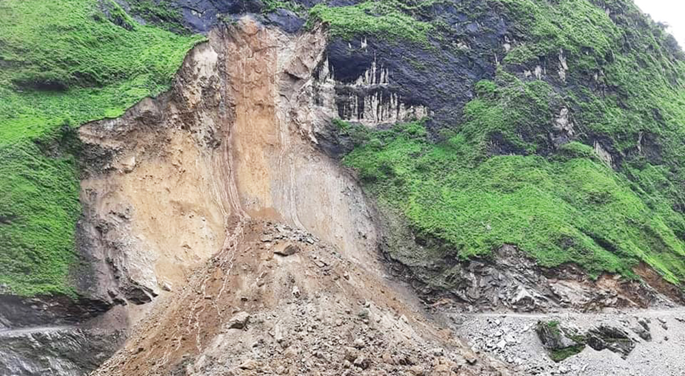 पहाडै चर्किएपछि तीन सय परिवार जोखिममा