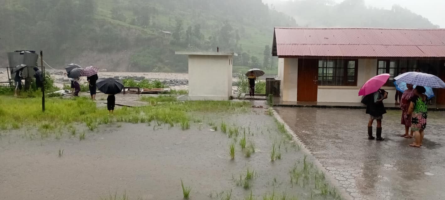 बाढीले मेलम्ची-हेलम्बु सडक अवरुद्ध