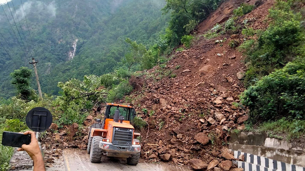 भुसुनेको जङ्गलमा पहिरो खस्दा सिद्धिचरण लोकमार्ग अवरुद्ध