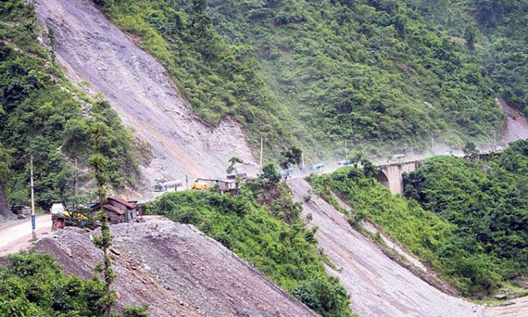 सडक अवरुद्ध हुँदा सामान आपूर्तिमा समस्या