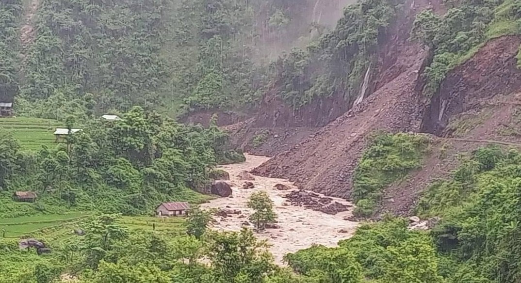 पहिरोले पृथ्वी राजमार्ग अवरुद्ध, बस्तीमा खोला पस्दा ४० घर डुबानमा