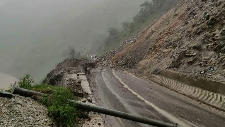 पहिरो खसेपछि पृथ्वीराजमार्ग अवरुद्ध