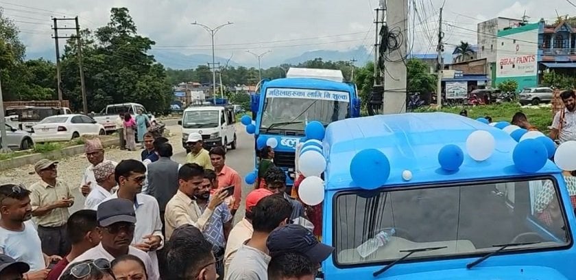 चितवनमा रास्वपाद्वारा ‘ब्लुबस’ सञ्चालनमा, सय महिलालाई निःशुल्क यातायात कार्ड