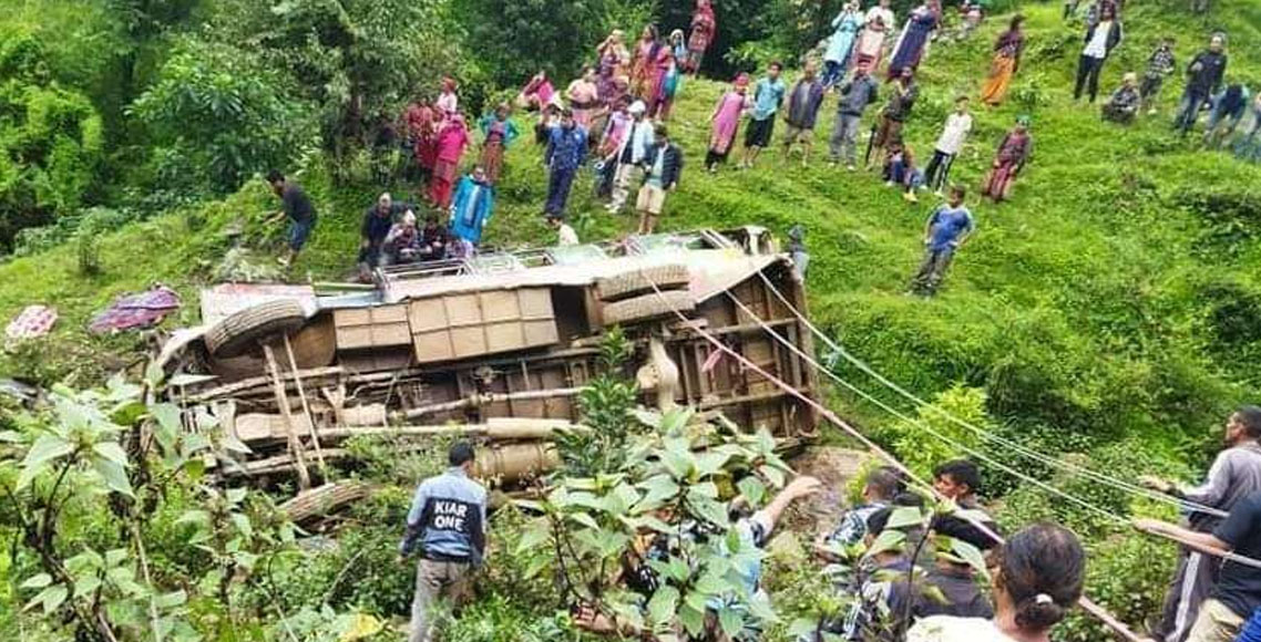 रोल्पामा बस दुर्घटना : दुई जनाको शव भेटियो, अन्यको उद्धार हुँदै