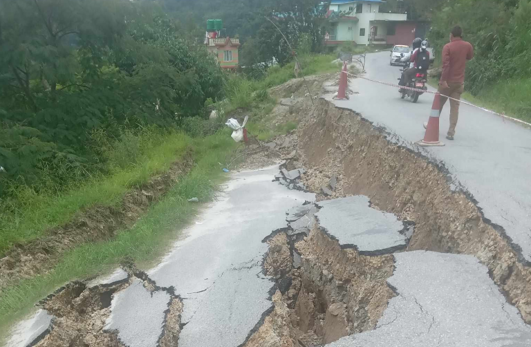 वर्षाका कारण क्षतिग्रस्त सडक चाँडो चालु गराउन मन्त्री ज्वालाको निर्देशन