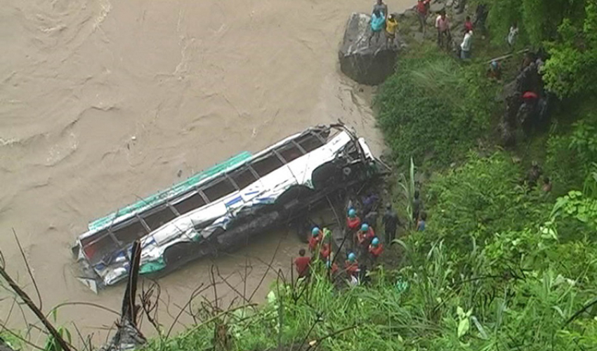 त्रिशूली नदीमा बस खस्यो : १५ जना घाइतेको उद्धार