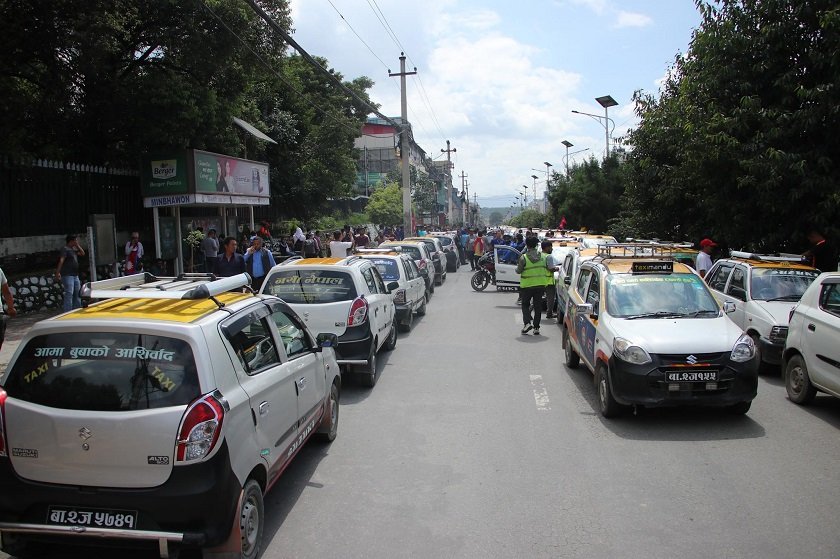 रातो प्लेटले यात्रु बोकेको विरोधमा ट्याक्सी व्यावसायीको प्रदर्शन 