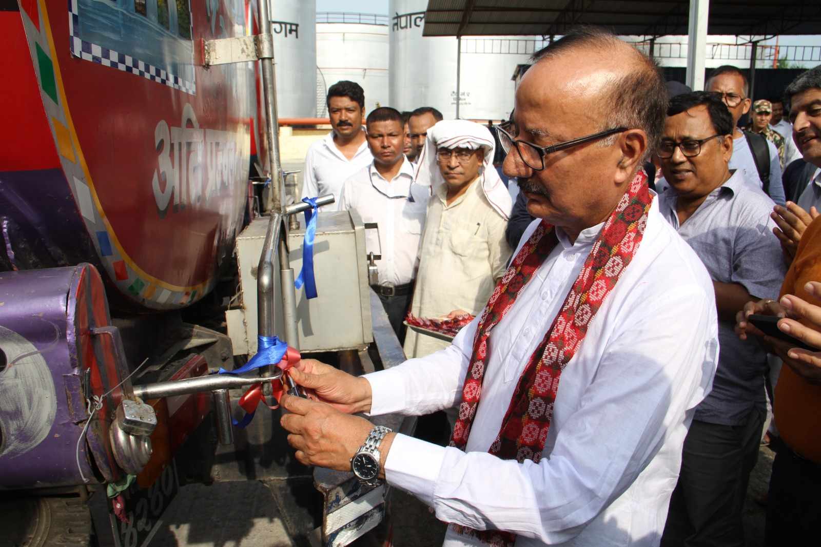 पेट्रोल ढुवानीमा ट्यांकट्रक लकिङ सुरु, चुहावट रोकिने मन्त्री रिजालको बिश्वास