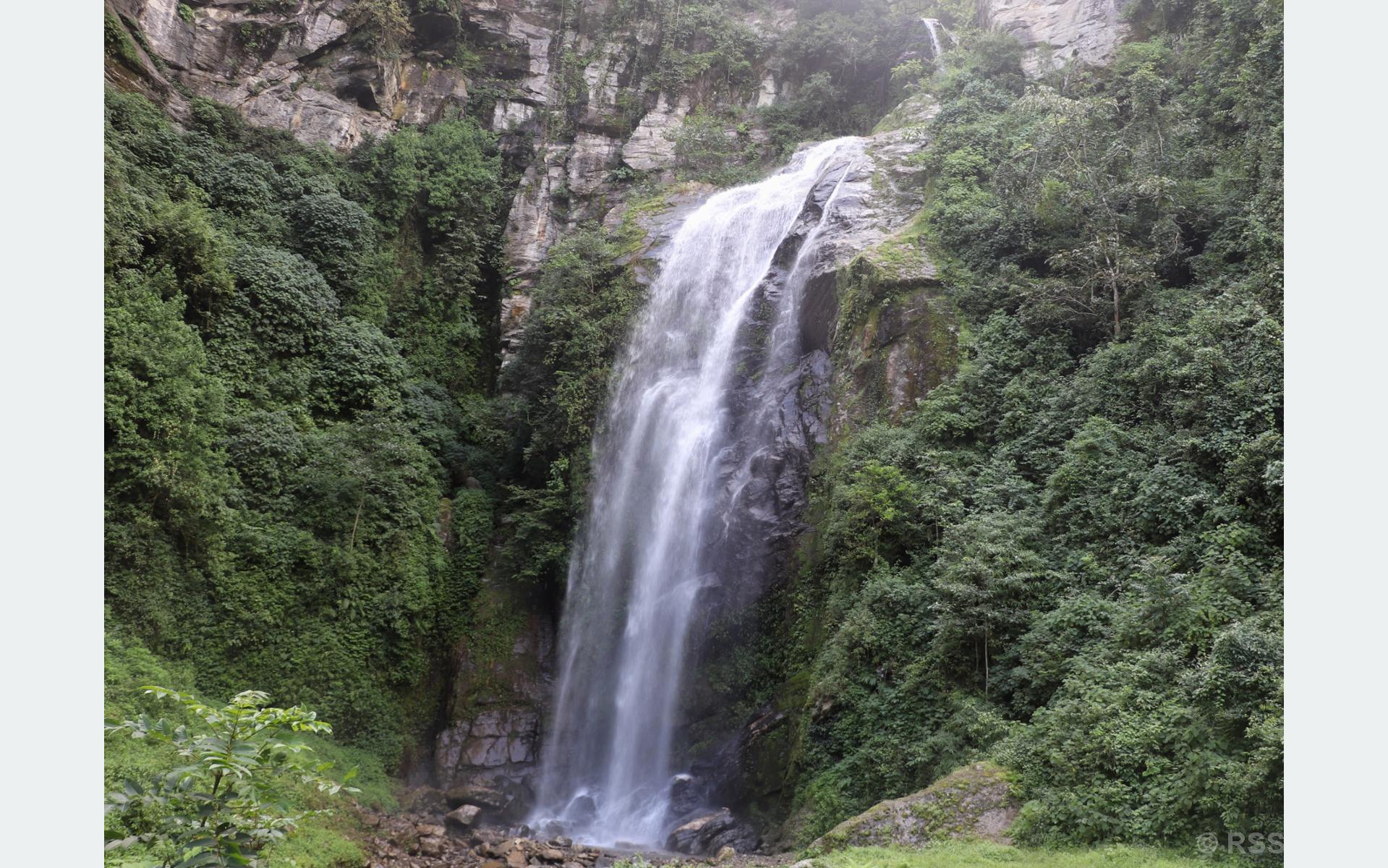 पर्यटकको आकर्षक गन्तव्य बन्दै भोजपुरको महभिर झरना